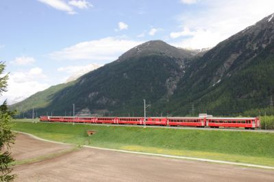 Ge 4/4 II - 651 "Fideris" mit Eigenwerbung für den Glacier Express zieht ihren Regio in Richtung Albula
Schlüsselwörter: ge 4/4 , III , 651 , fideris , gex