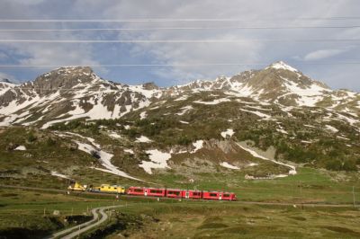 Der Allegra wird in Kürze in Bernina Lagalp mit dem bergwärtsfahrenden kreuzen, am Zugschluß das RhB Sonderfahrzeug Xm 2/2 - 9919 mit einem Bauwagen
Schlüsselwörter: allegra , abe , 8/12 , xm , 2/2 , 9919