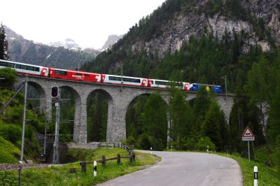 Einen Glacier-Express mit Regio-Zugteil am Schluss hat die Ge 4/4 III - 652 "Vaz/Obervaz-Lenzerheide-Valbella" mit ihrer Werbung für den Eishockeyverein "HC Davos" am Zughaken, hier zu sehen am 138m langen Albula-Viadukt III.

Links im Bild die Einfahrt in den 677m langen Toua-Kehrtunnel, in welchem sich der Zugschluss noch befindet.
Schlüsselwörter: ge , 4/4 , III , 652 , vaz , obervav , lenzerheide , hc davos
