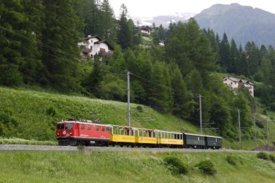 Ge 4/4 I - 603 "Badus" zieht den Sonderzug anläßlich des Jubiläums "125 Jahre RhB", hier bei der Ausfahrt aus dem Bahnhof von Bergün
Schlüsselwörter: ge 4/4 , I , 603 , badus , 125