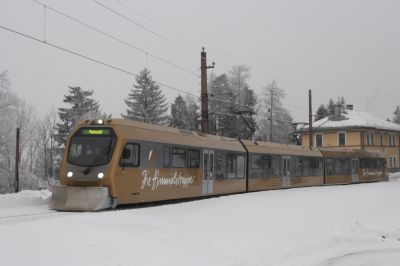 ET 8 mit montierten Schneepflügen bei der Ausfahrt aus dem Bahnhof Winterbach
Schlüsselwörter: et , 8 , himmelstreppe , schneepflug