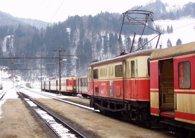 Am 22.02.2004 verlässt 1099.001-8 in Richtung Mariazell den Bahnhof Laubenbachmühle

