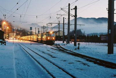 Blaue Stunde
1099.016 + 14 mit Zug 6840 in Mariazell vor der Rückfahrt nach St. Pölten.
Schlüsselwörter: 1099 , Mariazell , Winter , Mariazellerbahn , Schmalspur