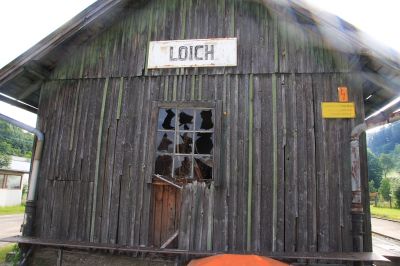 Bahnhofabriss Loich #4
Der Holzschuppen am Westende des Bahnhofs Loich. Der Schuppenwar bereits einen Tag nach Aufnahme abgerissen worden.
Schlüsselwörter: Loich, Abriss, Mariazeller Bahn