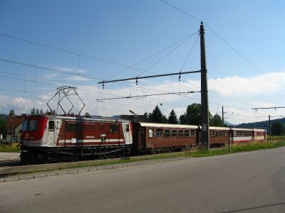 1099.007-5 in Klangen
Die 1099.007 (Mariazell) wartet mit ihrem Zug auf den entgegenkommenden 4090 im Bahnhof Klangen.
Schlüsselwörter: 1099 , 007 , Mariazell , Klangen
