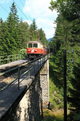 Auf dem Eselgrabenviadukt
Zug auf dem Eselgrabenviadukt
Schlüsselwörter: 1099 , 004 , Eselgrabenviadukt