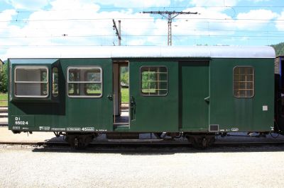 Der "neue" Radwagen der Mariazellerbahn
Seit letztem Jahr ist der grüne Radwagen nun schon auf der Mariazellerbahn unterwegs
Schlüsselwörter: grüner Radwagon, Dirndltaler