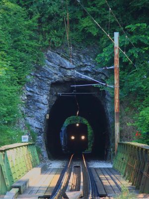 durch den Schönautunnel
der Zug bespannt mit der 1099.002 durchfährt hier den Schönau-Tunnel, um anschließend auf der Pielachbrücke die Pielach zu queren.
Schlüsselwörter: 1099.002-6, Schönau-Tunnel, Pielachbrücke