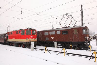 in Mariazell
die 2095.015 wird nach dem Umsetzen gerade angekuppelt und wird ihre Garnitur anschließend zurückschieben, damit die Fahrgäste den Ötscherbären betreten können.
Schlüsselwörter: Mariazell, 2095.015, 1099.013