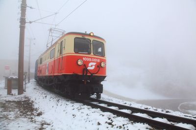 Winterbach im Nebel
in dichtem Nebel fährt der Dirndltaler gerade aus Winterbach aus
Schlüsselwörter: 1099.001, Dirndltaler, Winterbach