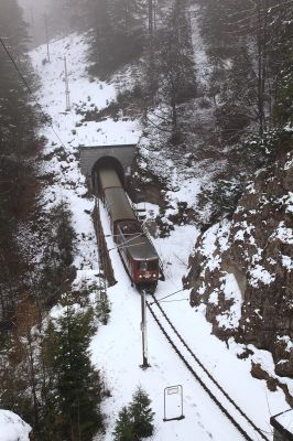 in den Zinken
der Gösingpendler bei nebligen Wetter zwischen Zinkentunnel und Erlaufklaustunnel
Schlüsselwörter: 1099.010, Gösinpendler, Zinken, Erlaufklause