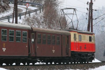 viele Räder für einen Zug
schön sieht man gegen den hellen Schnee, wieviele Räder in so einer Garnitur doch zusammenkommen.
Schlüsselwörter: 1099.02, Ötscherland, Unter Buchberg