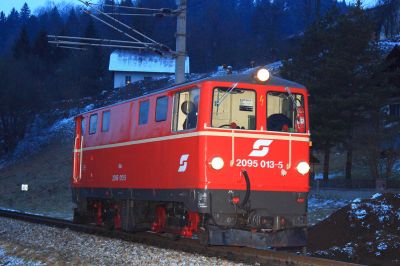 die 2095.013 als Lokzug am Heimweg
die 2095.013 wird als Lokzug nach St.Pölten Alpenbahnhof zurückgeführt, nachdem sie als R6835 Wagen für den Morgenzug des nächsten Tages nach Laubenbachmühle geführt hat. Der Lokzug 34330 nutzt hierbei die Trasse des nur Samstags verkehrenden R6838
Schlüsselwörter: 2095.013, LZ34330, Laubenbachmühle