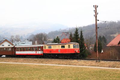 in Kichberg
die 1099.011 zieht ihren Regionalzug Mariazeller Land in den Bahnhof Kirchberg
Schlüsselwörter: 1099.011, Kirchberg, Mariazeller Land