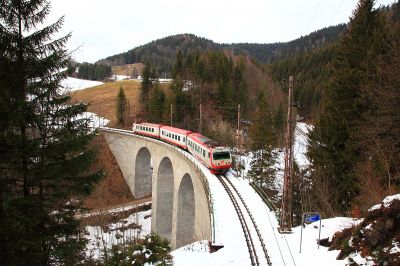 4090 am Gösinggraben
die 4090-er Turbogarnitur befährt gerade den Gösinggrabenviadukt gen Mariazell
Schlüsselwörter: 4090, Gösinggraben, Ötscherland