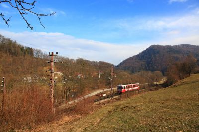 bei Loich
die 5090.012 durchährt hier die hügelige Landschaft nebst Loich, welche Station er in kürze erreichen wird.
Schlüsselwörter: 5090.012, Loich, Bürgeralpe