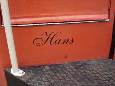 2091.09 - Detail
Die 2091.09 wird von einem Schriftzug "Hans" geschmückt, der unter der motorseitigen Führerstandstür angebracht wurde.
Schlüsselwörter: 2091.09, 2091, 09, 009, Hans, Schriftzug