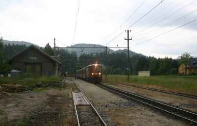 
Im Bahnhof Annaberg werden zurzeit zahlreiche Oberbaumaterialen für die Sanierung und den Ausbau der Fernsteuerverkabelungen gelagert
Schlüsselwörter: 1099 , oetschabaer , ötscherbär , 013 , noevog