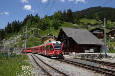 3513 ist aus Chur wieder zurückgekommen, nun im Bahnhof Langwies
Schlüsselwörter: allegra , 3513