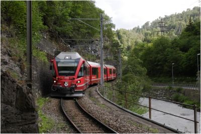 3513 taucht gerade aus dem 25m kurzen Sassal-Tunnel auf
Schlüsselwörter: allegra , 3513