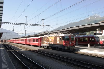 Ge 4/4 II 620 - Zernez mit Werbung "100 Jahre Bahnstrecke Bever-Scuol" abfahrtbereit mit einem Regio ins Engadin im Bahnhof von Landquart.

Am Zugschluss beigegeben mehrere Wagen mit Postcontainer für das Postamt in Scuol-Tarasp.
Schlüsselwörter: ge 4/4 , II , 620 , regio , post