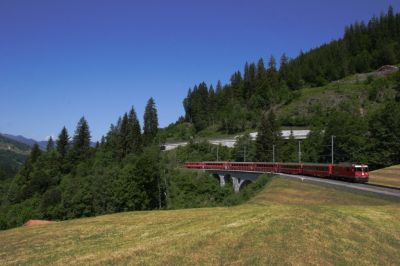 Ge 4/4 II 625 - Küblis zieht ihren Regio ins Engadin die Steigung zwischen Saas und Serneus herauf.
Schlüsselwörter: ge 4/4 , II , 625 , regio