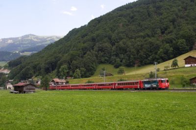 Ge 4/4 II - 615 "Klosters" mit Werbung für RE-Power (Rhätia Energie) und einem Regio ins Engadin
Schlüsselwörter: ge 4/4 , II , 615 , regio , klosters