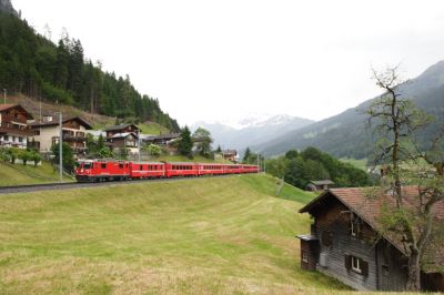 Ge 4/4 II - 628 "S-chanf" mit einem Regio aus Scuol am Weg nach Landquart
Schlüsselwörter: ge 4/4 , II , 628 , s-chanf , regio