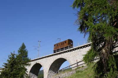 Zuführung der Ge 2/4 - 222 am Val Susauna-Viadukt kurz vor Cinuos-chel-Brail
Schlüsselwörter: ge 2/4 , 222