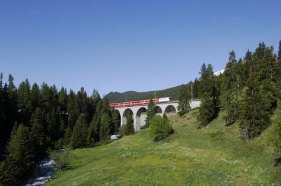 Engadiner Pendel mit der Ge 4/4 II - 616 "Filisur" und ihrer Werbung für die Firma "Siemens" am Val Susauna-Viadukt vor Cinuos-chel-Brail
Schlüsselwörter: ge 4/4 , II , 616 , filisur , siemens