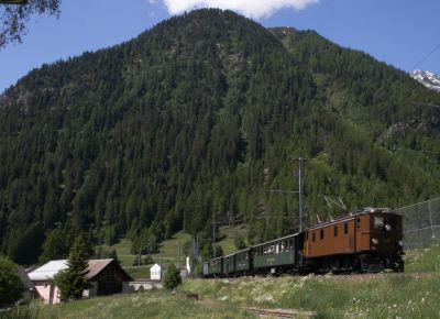 Ge 4/6 - 353 mit ihrem Sonderzug nach Scuol bei der Durchfahrt in Susch
Schlüsselwörter: ge 4/6 , 353 , 125