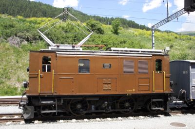 Ge 2/4 mit ihrem Nostalgiezug anläßlich der Feierlichkeiten "125 Jahre RhB" in Scuol Tarasp, dem Endbahnhof der Engadiener Linie
Schlüsselwörter: ge 2/4 , 222 , 125