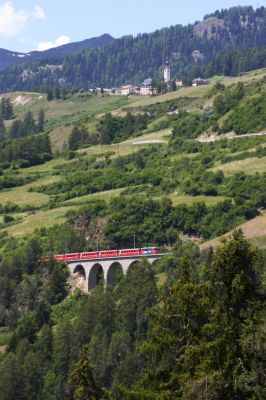 Aus Landquart kommend, den Vereina durchquert fährt die Ge 4/4 II - 617 "Ilanz" mit Werbung für Firma "RE-Power (Rhätia Energie)" gerade über den Val Corgnanca-Viadukt und trifft in Kürze in Scuol Tarasp
Schlüsselwörter: ge 4/4 , II , 617 , regio , Ilanz , re power