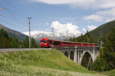 Engadiner Pendel auf dem Inn-Viadukt vor Cinuos-chel-Brail, geschoben von Ge 4/4 II - 614 "Schiers", am Weg nach Pontresina
Schlüsselwörter: ge 4/4 , II , 614 , pendel , schiers