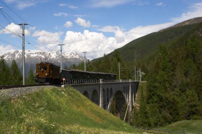 Nicht mehr weit hat es der "125 Jahre RhB"-Sonderzug bis Cinuos-chel-Brail
Schlüsselwörter: ge 2/4 , 222 , 125