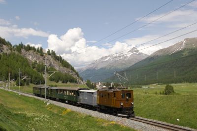 Schon fast hat unser Sonderzug La Punt erreicht, im Hintergrund sieht man das Engadiner Dorf Madulain
Schlüsselwörter: ge 2/4 , 222 , 125