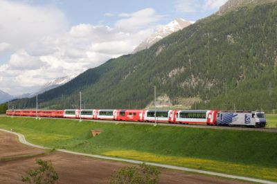 Ge 4/4 III - 649 "Lavin" mit Werbung für die Schweizer Pendlerzeitung "20 Minuten" und dem Glacier-Express zwischen Bever und Samedan
Schlüsselwörter: ge 4/4 , III , 649 , lavin , 20 Minuten