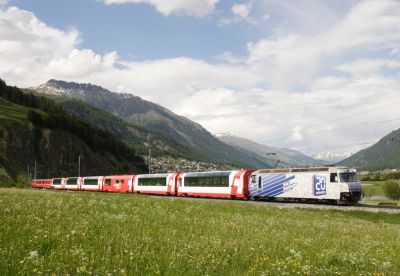 Ge 4/4 III - 649 "Lavin" mit Werbung für die Schweizer Pendlerzeitung "20 Minuten" und dem Glacier-Express kurz vor Celerina, im Hintergrund ist Samedan zu sehen
Schlüsselwörter: ge 4/4 , III , 649 , lavin , 20 Minuten