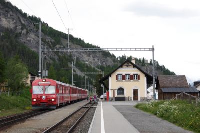 Engadiner Pendel mit der Ge 4/4 II - 616 "Filisur" in La Punt
Schlüsselwörter: ge 4/4 , II , 616 , filisur , siemens