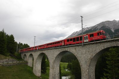 Die älteste Ge 4/4 II, Baujahr 1973, 611 "Landquart" schiebt ihren Engadiner Pendel über das Val Susauna-Viadukt
Schlüsselwörter: ge 4/4 , II , 611 , landquart , login