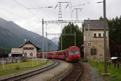 Engadiner Pendel in Cinuos-chel-Brail mit der Ge 4/4 II - 614 "Schiers"
Schlüsselwörter: ge 4/4 , II , 614 , pendel, schiers