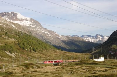 Im Hintergrund erkennt man die Talstation der Seilbahn auf die Diavolezza, ABe 8/12 - 3510 "Alberto Giacometti" hat die Station schon hinter sich gelassen und erreicht als nächstes Ospizio Bernina
Schlüsselwörter: allegra , abe , 8/12 , 3510 , Alberto Giacometti