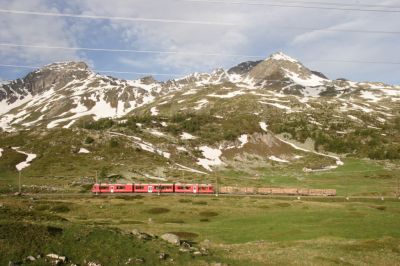 ABe 8/12 - 3510 "Alberto Giacometti" mit drei vollen Holzwagen am Weg nach Tirano
Schlüsselwörter: allegra , abe , 8/12 , 3510 , Alberto Giacometti