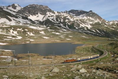 Das Bernina Krokodil wird mit den beiden Pullmann-Salonwagen in Kürze Ospizio Bernina erreichen
Schlüsselwörter: bb , ge , 4/4 , 82 , Bernina , Krokodil