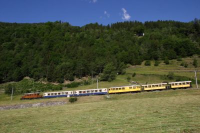 BB Ge 4/4 I - 82 und BB ABe 4/4 I - 30 mit ihren Garnituren gemeinsam bei der Talfahrt
Schlüsselwörter: bb , ge , 4/4 , 82 , Bernina , Krokodil , abe , 4/4 , 30