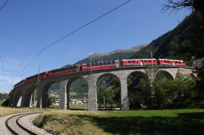 ABe 4/4 III - 54 "Hakone" und 53 "Tirano" mit einem Bernina Express auf dem Kreisviadukt von Brusio
Schlüsselwörter: abe , 4/4 , III , 54 , 53 , hakone , tirano , BEX , bernina express