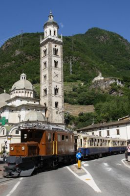 BB Ge 4/4 - 82 passiert soeben die berühmte Basilika der Madonna von Tirano
Schlüsselwörter: bb , ge , 4/4 , 82 , Bernina , Krokodil