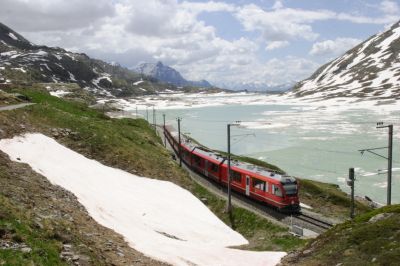 ABe 8/12 - 3507 Allegra "Benedetg Fontana" fährt in Kürze durch das Drehscheibengebäude des Bahnhof Ospizio Bernina
Schlüsselwörter: allegra , abe , 8/12 , 3507 , Benedetg Fontana