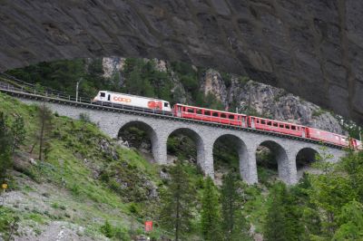 Der Regio  nach St.Moritz hat sie soeben den 662m langen Rugnux-Kehrtunnel verlassen und befährt nun das Rugnux-Viadukt, bespannt mit Ge 4/4 III - 641 "Maienfeld" und "Coop"-Werbung
Schlüsselwörter: ge , 4/4 , III , 641 , maienfeld , coop