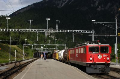 Ge 6/6 II - 706 "Disentis/Mustér", abgeliefert an die RhB am 09.06.1965, zieht ihren langen Güterzug durch den Bahnhof von Filisur
Schlüsselwörter: ge , 6/6 , II , 706 , disentis , muster